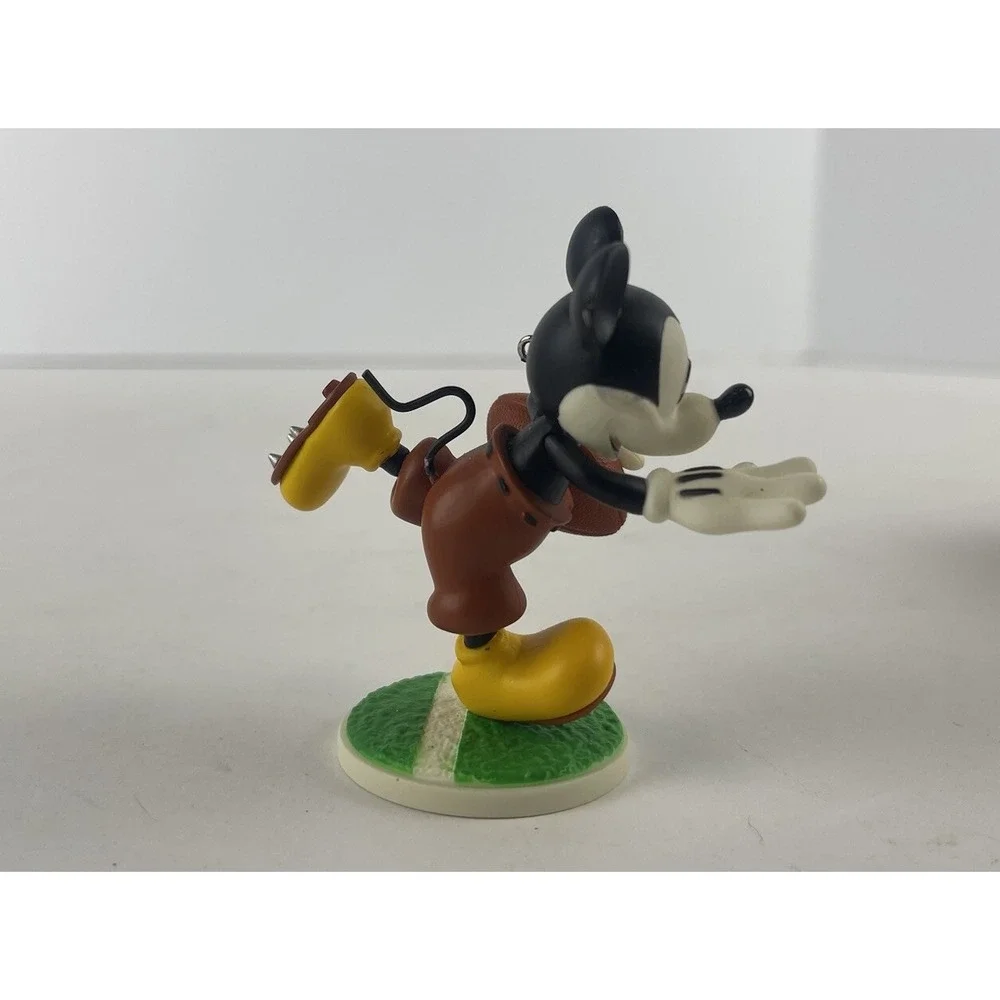 2016 Hallmark Keepsake Christmas Disney Ornament-Touchdown Mickey-Artist Crafted